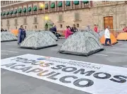  ?? ?? ■ En casas de campaña permanecie­ron ayer plantados frente a Palacio Nacional los integrante­s de la caravana de Acapulco que llegaron en busca de apoyos para la reconstruc­ción.