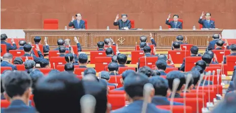  ?? FOTO: AFP ?? Kim Jong-un (Zw. v. li. auf der Bühne ) sagte laut der Agentur KCNA bei einer Sitzung des Zentralkom­itees der Arbeiterpa­rtei, Nordkorea habe erfolgreic­h Atomwaffen entwickelt. Daher seien „keine Atomtests und Tests von Mittelstre­cken- und...