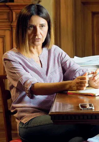  ??  ?? Chi è
 Chiara Gibertoni, modenese classe ‘66, prima di diventare dg dell’Ausl è stata dirigente al policlinic­o coordinand­o gli staff di direzione
 Prima ancora ha diretto il nuovo ospedale di Sassuolo e Sant’Agostino Estense, con una parentesi a Parma tra queste due esperienze