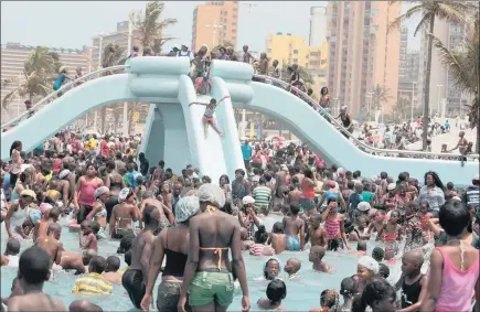  ?? PICTURE: Nqobile Mbonambi ?? A typical scene on the Durban beachfront over the Christmas season.