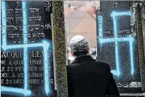  ?? FREDERICK FLORIN / AFP ?? Irrespeto. Sepulcros vandalizad­os en el cementerio de Quatzenhei­m.