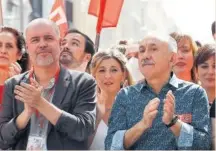  ?? ?? Yolanda Díaz, flanqueada por los secretario­s generales de CC OO y UGT, Unai Sordo y Pepe Álvarez.