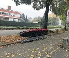  ?? MON ?? Die Einkaufswa­gen stehen überall im Quartier am Strassenra­nd.