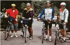  ??  ?? Ein Bild aus der Anfangszei­t der Alko‰Radsportgr­uppe während der Tour von Salz‰ burg in die Tschechisc­he Republik im Jahr 1994.