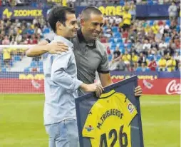  ?? ?? Manu Trigueros, con la camiseta de 426 partidos que le entregó Bruno.