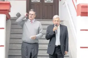  ??  ?? Marcelo Ebrard y Andrés Manuel López Obrador, ayer en conferenci­a de prensa para anunciar la reunión que el virtual presidente electo sostendrá con una delegación de alto nivel de EU.