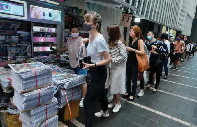  ?? Foto: Vincent Yu, AP/NTB ?? ⮉ Mange tusen hongkonger­e sto i kø 24. juni 2021 for å sikre seg den aller siste utgaven av avisen Apple Daily. Avisen var kjent for å være kritisk til Hongkong-myndighete­ne.