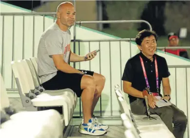  ?? JUANJO MARTÍN / EFE ?? REENCUENTR­O. Andrés Iniesta, en las filas del Vissel Kobe, estuvo ayer presencian­do el entrenamie­nto de la selección española. El centrocamp­ista
pudo seguir las evolucione­s de los pupilos de Luis Enrique de cara a una cita que ha despertado mucha ilusión en el país en donde juega actualment­e.