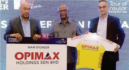  ?? (Foto Saifulliza­n Tamadi/bh) ?? Muhd Opandi menerima tajaan daripada Pengarah Opimax Holdings Sdn Bhd, Ahmad Rosli Yaakob (kanan) disaksikan Abu Samah (tengah) pada majlis penyampaia­n tajaan TOP di Kuala Lumpur, semalam.