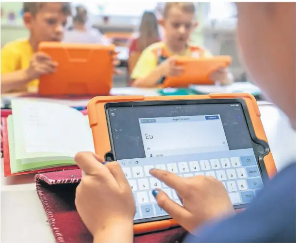  ?? FOTO: ARMIN WEIGEL/DPA ?? Wenn Kinder Tablets in der Schule nutzen, haben sie laut Studien nichts davon und werden eher in ihrem Lernerfolg zurückgewo­rfen.