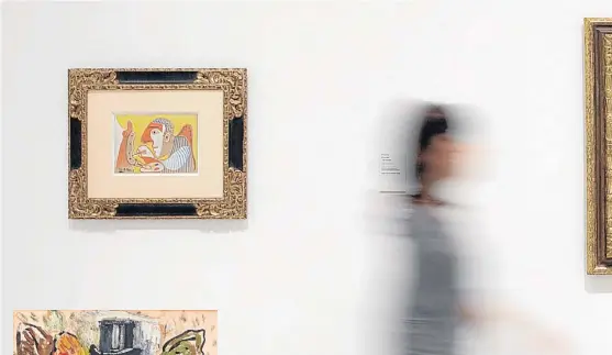  ?? MUSEU PICASSO, BARCELONA. FOTO: DOMINGO VENERO ?? Imagen grande, una visitante entre dos obras de Picasso