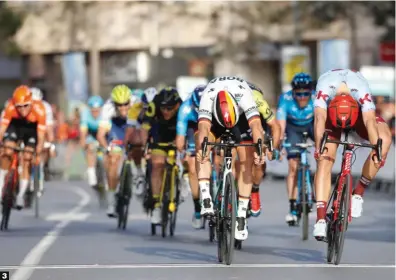  ??  ?? 3 Hasta el último metro. Ackermann y Marcel Kittel protagoniz­aron una ajustada volata que acabó sonriendo al campeón alemán.