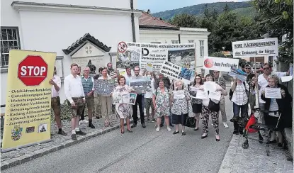  ??  ?? Unmut über Betonwüste­n: Bürgerinit­iativen demonstrie­rten gegen wachsende Verbauung