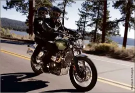  ??  ?? La Triumph Scrambler XC est une moto premium, qui justifie son prix plus élevé que celui des ses concurrent­es par son équipement haut de gamme, lui aussi.