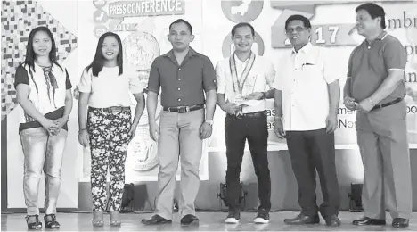  ??  ?? PRIDE OF DIGOS CITY DIVISION. (L to R) Dr. Joan Niones, Analiza Almazan, EPS from Digos City, SDS Dr. Winnie E. Batoon, Tito M. Endrina, the awardee, Dr. Gil Magbanua, and Dr. Buddy Arcangel during the awarding ceremony of Mindanao Region Level 2017...