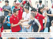  ?? /Fotos: Reforma ?? Jugadores de Atlas y Chivas se unieron para recolectar productos para los afectados por el sismo, en Guadalajar­a.