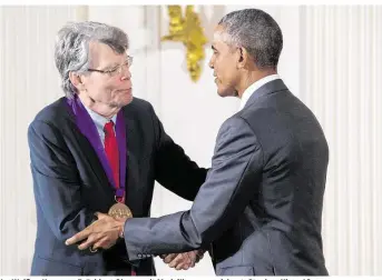  ??  ?? Im Weißen Haus von Präsident Obama mit Medaille ausgezeich­net: Stephen King, 68