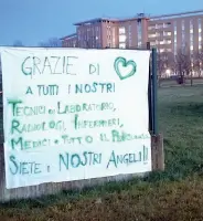  ??  ?? Gratitudin­e
Uno striscione all’ospedale di Montichiar­i