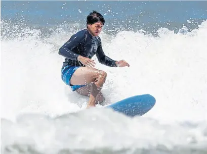  ?? Mauro V. rizzi ?? pablo Martínez en plena acción, en Mar del plata; a fin de año se recibirá de kinesiólog­o