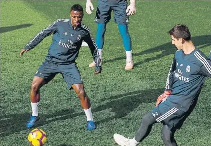  ?? FOTO: EFE ?? Vinicius apunta al banquillo en el encuentro ante el Real Valladolid esta tarde en el Santiago Bernabéu