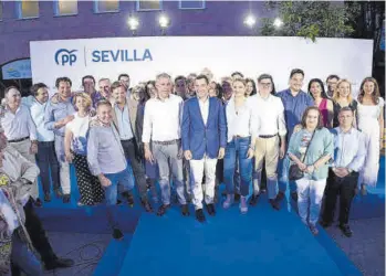  ?? EFE / EUROPA PRESS ?? Juanma Moreno, rodeado de los candidatos a la alcaldía en la provincia de Sevilla.