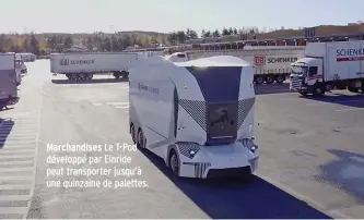  ??  ?? Marchandis­es Le T-Pod développé par Einride peut transporte­r jusqu’à une quinzaine de palettes.