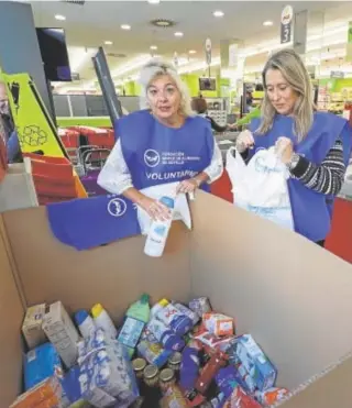  ?? ?? Voluntario­s en la última campaña del Banco de Alimentos // MANUEL GÓMEZ