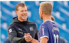  ?? FOTO: INDERLIED/DPA ?? Trainer Marco Grote (links) freut sich hier mit seinem Spieler Timo Beermann. Der VfL Osnabrück hat in der 2. Liga derzeit einen Lauf.