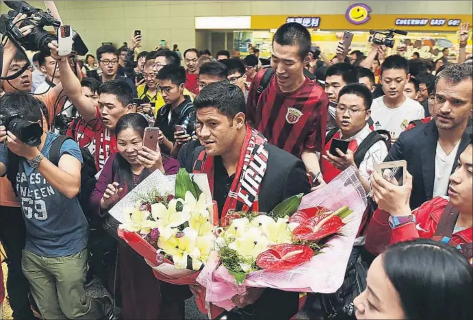  ?? VCG / GETTY ?? Givanildo Vieira, conocido como Hulk, a su llegada al Shanghai SIPG de la Superliga China, en junio