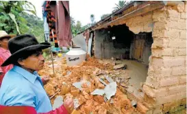  ??  ?? Los pobladores se organizan para reconstrui­r sus hogares.