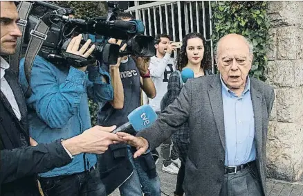  ?? XAVIER GÓMEZ ?? Jordi Pujol saliendo ayer a su domicilio barcelonés muy desmejorad­o y silencioso