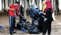  ??  ?? PESERTA gigih mengutip sampah.