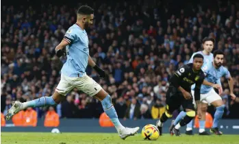  ?? /EFE. ?? Riyad Mahrez anota, desde el punto penal, el tercer gol de los ‘Citizens’.