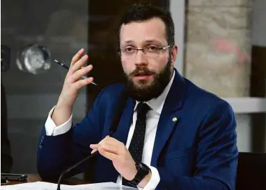  ?? Vinicius Loures - 23.abr.19/Câmara dos Deputados ?? Advogado, com graduação na Universida­de Estadual de Londrina (UEL). Foi militante de um grupo contra aborto e contra ideologia de gênero antes de se eleger vereador de Londrina pelo PRB em 2016. Faz parte do movimento Direita Paraná e exerce seu primeiro mandato na Câmara dos Deputados