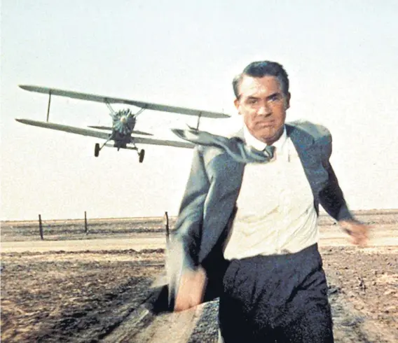  ??  ?? ► Cary Grant interpreta al publicista Roger Thornhill, quien es confundido con un espía en Intriga internacio­nal (1959).
