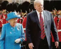  ?? Kevin Lamarque/reuters ?? O presidente americano, Donald Trump, com a rainha Elizabeth 2ª; um dia marcado por polêmica