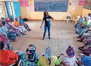 ??  ?? EvErlynE Odhiambu, instructor­a en el municipio kibera en Nairobi, kenia, enseña técnicas para escapar de los posibles atacantes