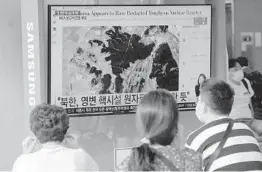  ?? AHN YOUNG-JOON/AP ?? Viewers see a file satellite image of the Yongbyon nuclear site in North Korea during a TV news program Monday at the Seoul Railway Station in South Korea.