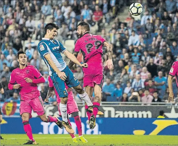  ?? FOTO: PERE PUNTÍ ?? Gerad Moreno, como se ve en la imagen, no empuja al rival al marcar el gol El tanto que le invalió Undianco Mallenco fue a todas luces gol