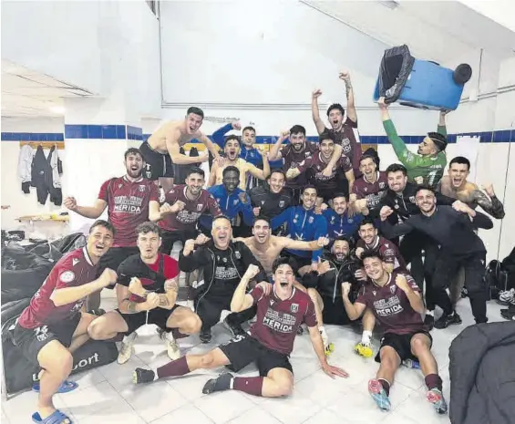  ?? AD MÉRIDA ?? Euforia de los jugadores del Mérida tras la victoria `in extremis' frente al San Fernando.
