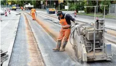  ??  ?? Die Gleise der Straßenbah­nlinie 1 in Richtung Lechhausen bleiben weiter außer Be trieb. Die Bauarbeite­n sollen hier zum Schulanfan­g am 11. September beendet sein.