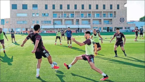  ??  ?? Los jugadores del Villarreal, en un entrenamie­nto reciente en la Ciudad Deportiva.