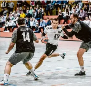  ?? Foto: Oliver Vogel ?? Gegen alle Widerständ­e: Janik Beermünder von der TSG Giengen (am Ball) hat in der Regel kein leichtes Spiel.