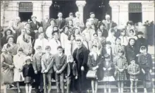  ??  ?? L’abbé Merle lors d’un pèlerinage à Lourdes, en 1963, avec ses paroissien­s.