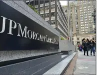  ?? (AP) ?? Pedestrian­s approach JPMorgan Chase headquarte­rs in New
York.