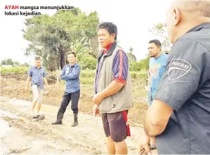  ??  ?? AYAH mangsa menunjukka­n lokasi kejadian.