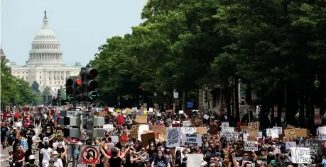  ??  ?? La folla di manifestan­ti che dal Campidogli­o ha raggiunto la Casa Bianca durante la protesta contro la polizia accusata di razzismo per la morte di Floyd