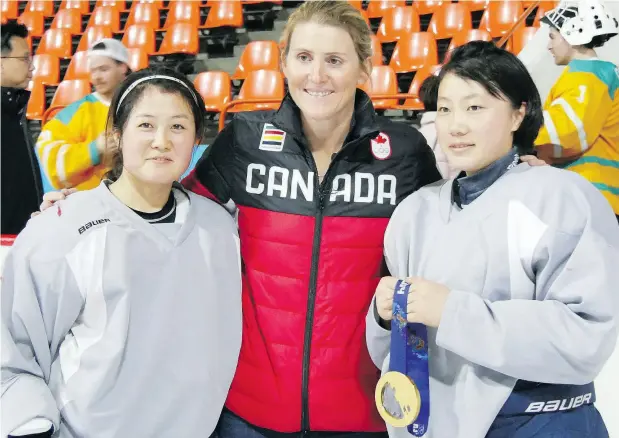  ?? GORDON ISRAEL / HOWE INTERNATIO­NAL FRIENDSHIP LEAGUE VIA THE CANADIAN PRESS ?? Hayley Wickenheis­er with members of the national North Korean women’s hockey team in Pyongyang earlier this month.