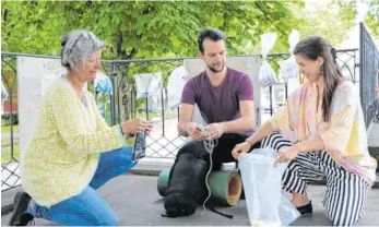  ?? FOTO: EMANUEL HEGE ?? Michaela Dietenmeie­r, Gianni Seufert und Friederike Kaufmann (von links) bringen auch immer wieder selbst Gaben an den Zaun. Die Lindauer könnten hier ohne viel Aufwand etwas Gutes tun, sagen sie.