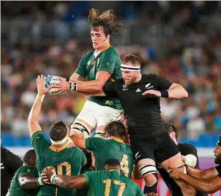  ?? — AFP ?? Hands on: South Africa’s lock Franco Mostert (left) catches the ball in a lineout beside New Zealand’s Kieran Read (right) during the Japan 2019 Rugby World Cup Pool B match between New Zealand and South Africa at the Internatio­nal Stadium Yokohama in Yokohama yesterday.